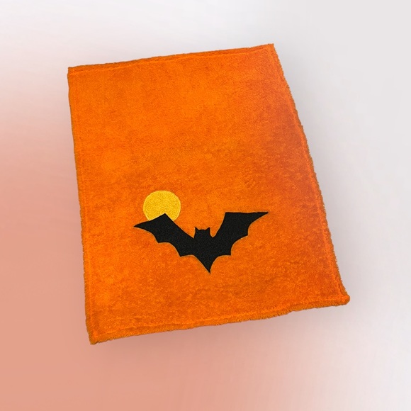 Lot/2 𝑯𝒂𝒏𝒅𝒎𝒂𝒅𝒆 Halloween Hand Towels - Picture 2 of 12